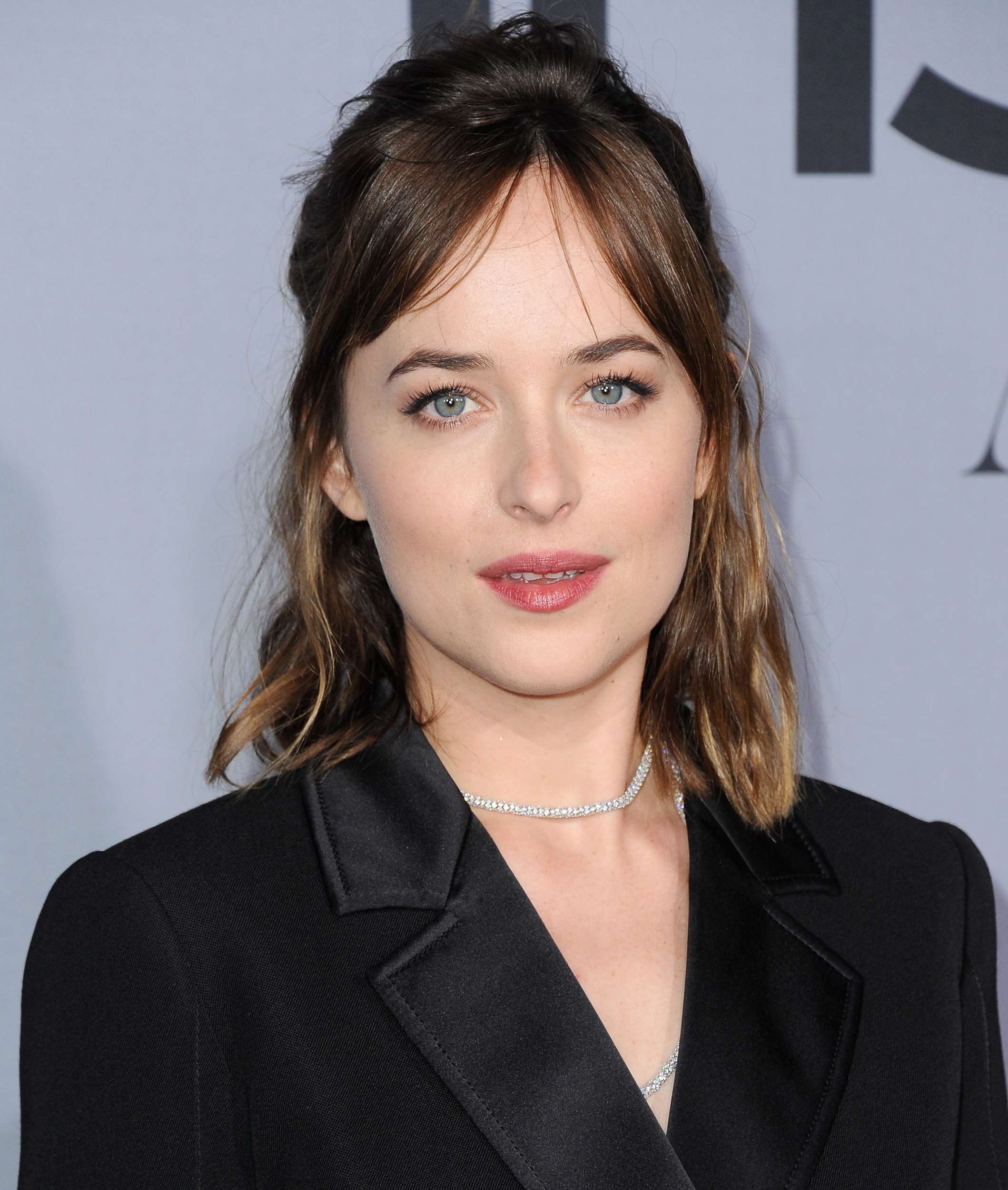 Oct 26 The 1st Annual Instyle Awards 044 Dazzling Dakota Johnson 